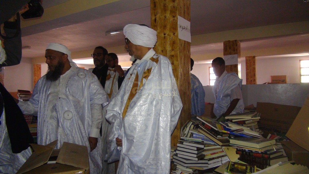 " في الطابق العلوي للمكتبة "