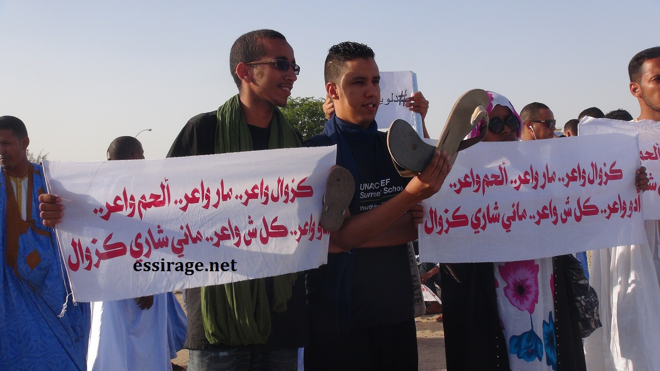 " عبد الناصر يرفع شعارا خلال الوقفة "