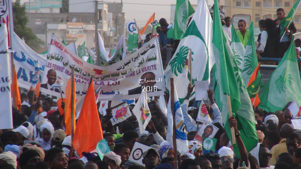 " لافتات متنوعة خلال المسيرة "