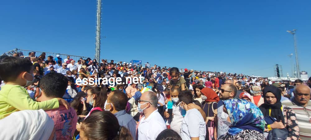 الحضور يتابع عروضا فى الجو قام بها الطيران التركي 