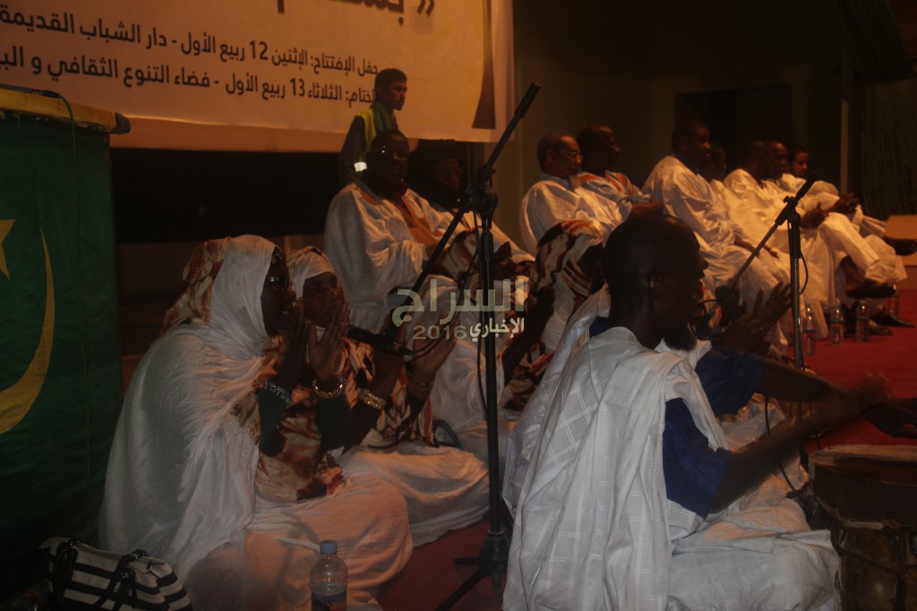 " إحدي الفرق الفنية "