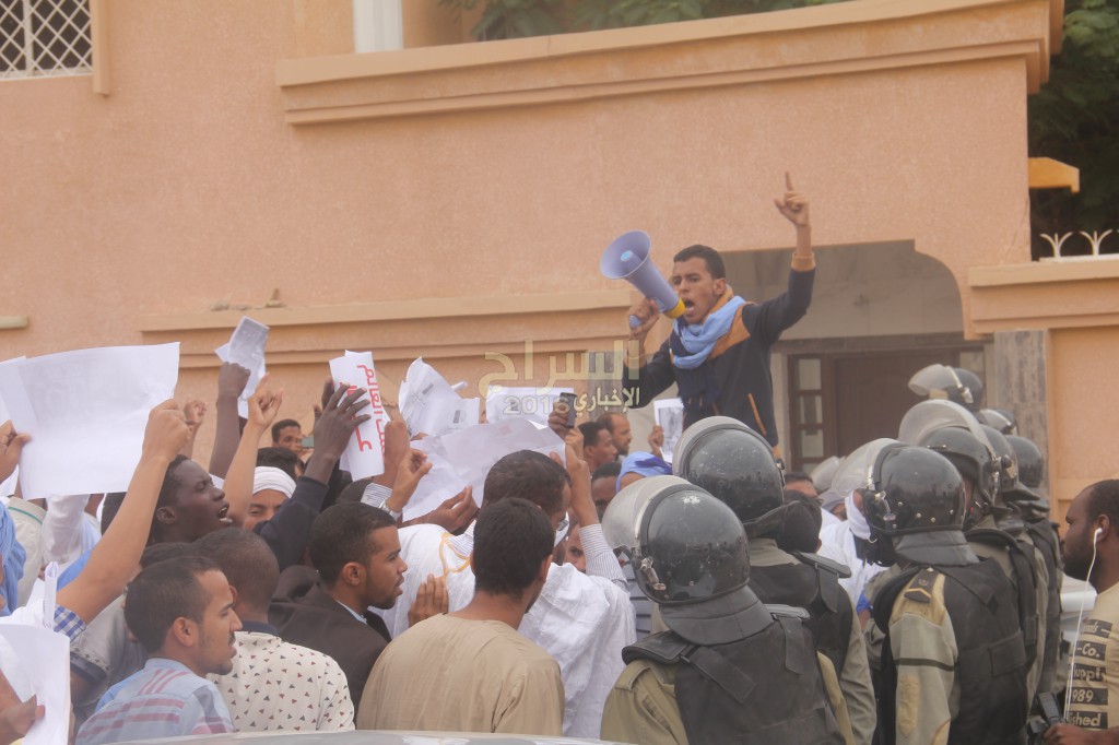 " جانب من ترديد الشعارات خلال الوقفة "