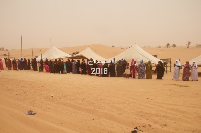 " بعض النساء خلال الاستقبال "