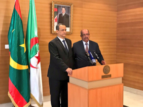 وزير الخارجية الموريتاني اسماعيل ولد الشيخ أحمد ونظيره الجزائري عبد القادر مساهل.