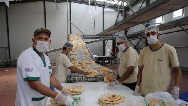 5.5 مليون رغيف إلى سوريا من "الإغاثة الإنسانية" التركية