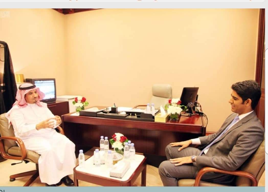 المستشار عبد الرحمن داداه خلال لقائه مع عضو مجلس الشورى السعودي عساف بن سالم أبو ثنين