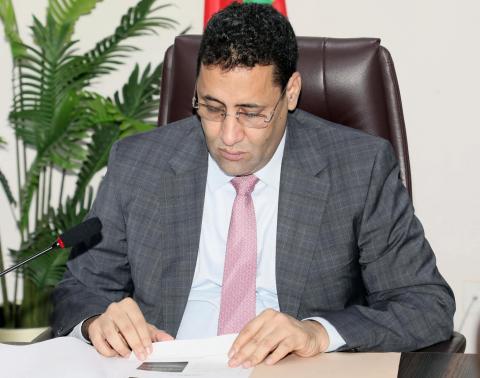 صورة للوزير الأول خلال مناقشة مشروع القانون 