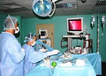 جانب من الفريق الطبي الموريتاني وهو أثناء العملية الجراحية لاستئصال أورام بالغدة النخامية (وم أ)