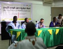 جانب من ندوة حوارية حول المدح النبوي أكدت على ضرورة التأصيل لفن المدح والتأريخ له وإثبات المعلومات حول الرواد الأوائل لهذا الفن (السراج)