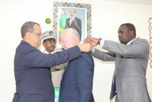 وزير الشؤون الخارجية اسماعيل ولد الشيخ أحمد لدى توشيحه المسؤول الأممي ماريو ساماجا.