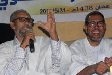 السالك خلال كلمته ومعه زعيم المعارضة 