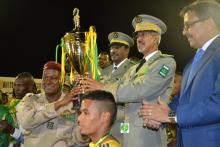 القائد المساعد للجيوش يسلم كأس البطولة لقائد أركان المنطقة الثالثة