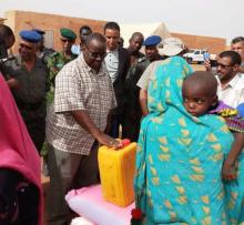 الوالي خلال إشرافه على العملية 