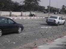 الحجارة على الشارع والساحة خالية إلا من الشرطة 