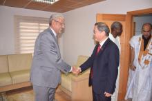 السفير الصيني بنواكشوط زهانغ جيانغو ورئيس حزب الاتحاد من أجل الجمهورية سيدي محمد ولد الطالب أعمر - المصدر موقع الحزب على الأنترنت