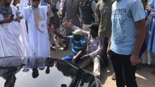 الطلاب أمام سبارة الوزير