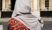 صاحب مطعم فرنسي يرفض تقديم الخدمة لسيدتين مسلمتين