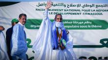 حمادي سيد المختار رئيس حزب تواصل خلال صعوده لمنصة مهرجان الحزب مساء اليوم السبت