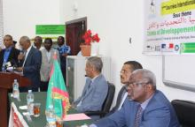 الوزير خلال اسمتماعه لكلمة رئيس الجمعية 