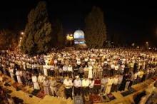 صورة من صلاة التراويح فى المسجد الأقصي 
