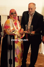 منت الميداح خلال تسلمهما درع الدفاع عن فلسطين ( إرشيف )