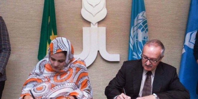 السفيرة منت أوفي خلال توقيع الاتفاقية